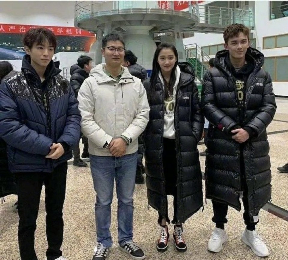 组图:王俊凯吴磊关晓彤同框生图曝光 仨人腼腆乖巧接地气