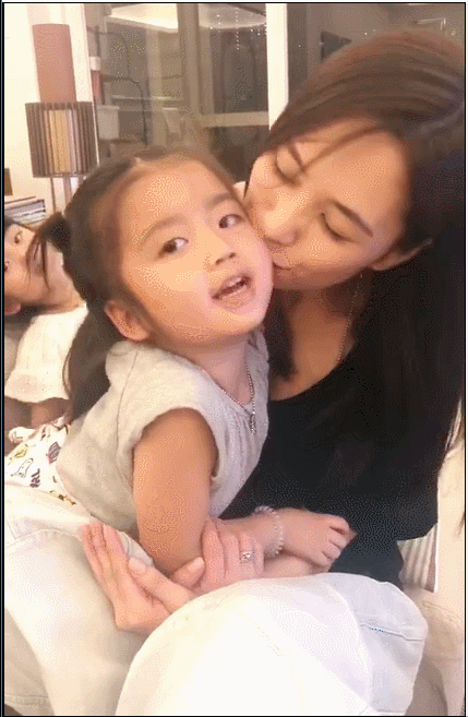 组图：阿娇晒与干女儿私下互动 亲昵献吻眉眼温柔精致