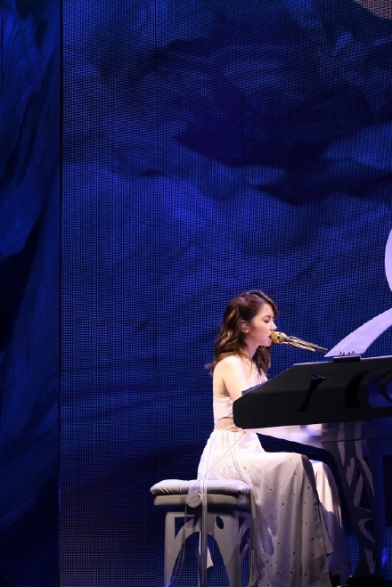 组图:邓紫棋身穿白色长裙垂眸浅笑 舞台上优雅弹钢琴似公主