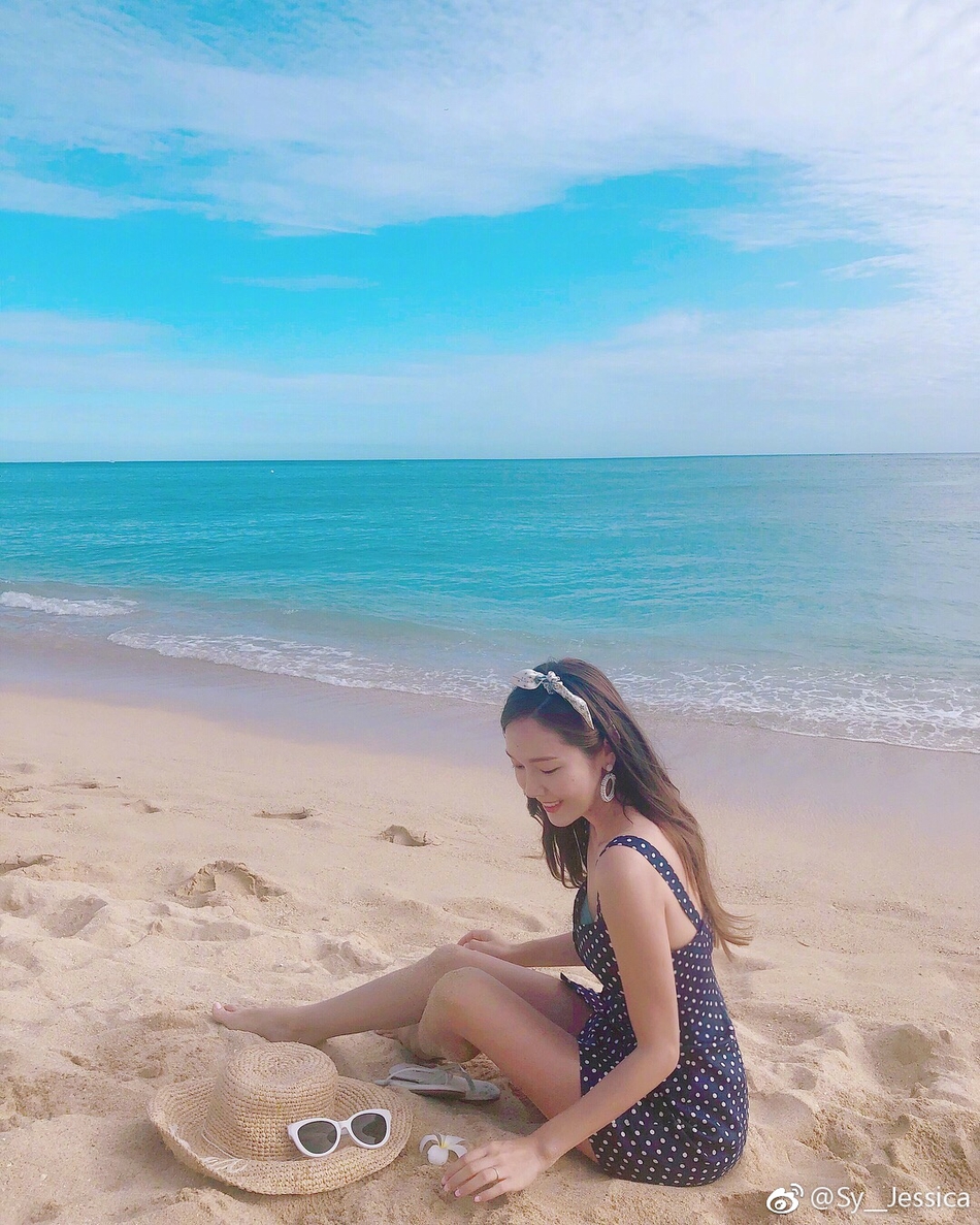 组图:郑秀妍沙滩泳装照清凉养眼 低头玩沙香沟若隐若现