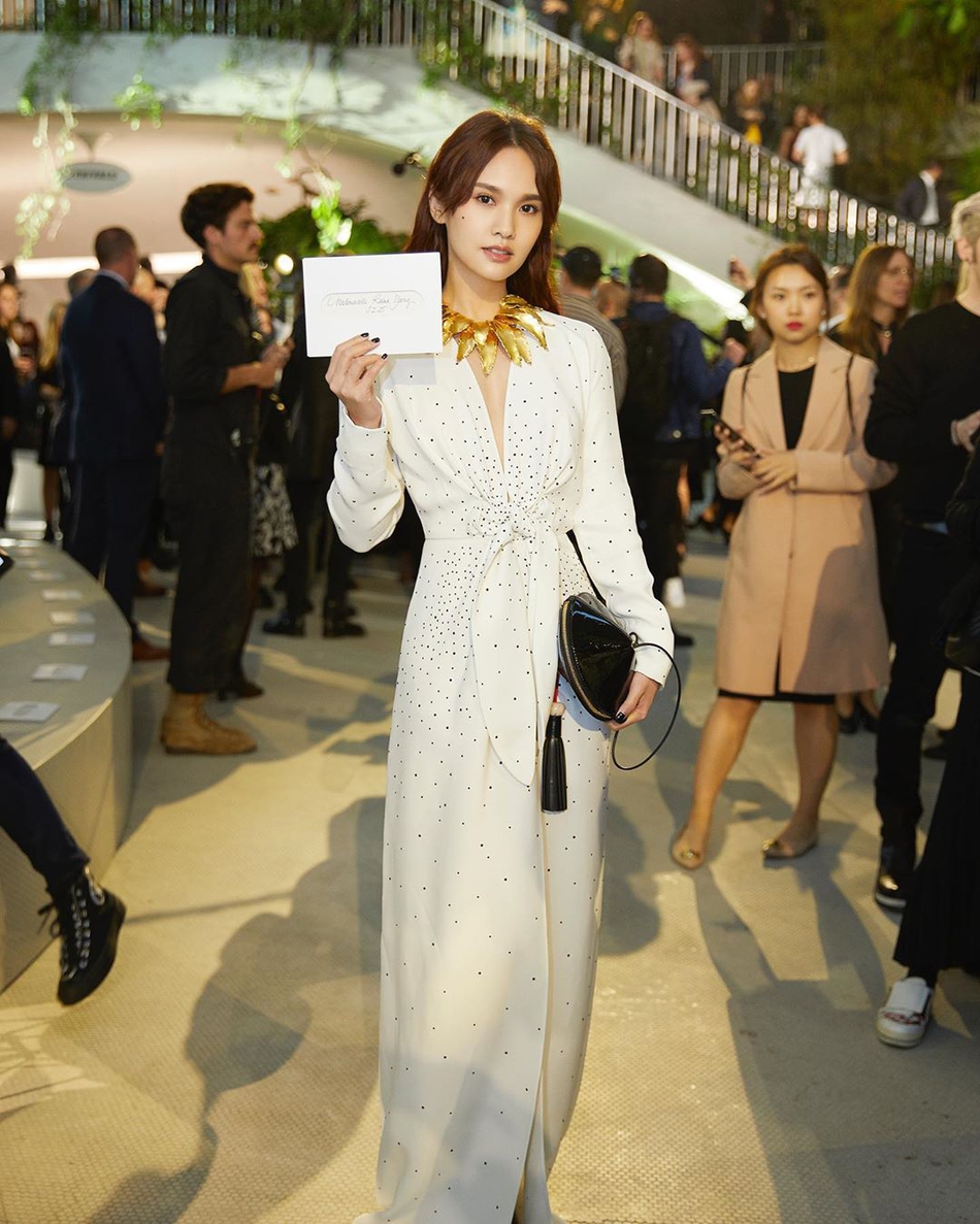 组图杨丞琳穿白色深v礼服优雅性感戴金叶子项链个性别致