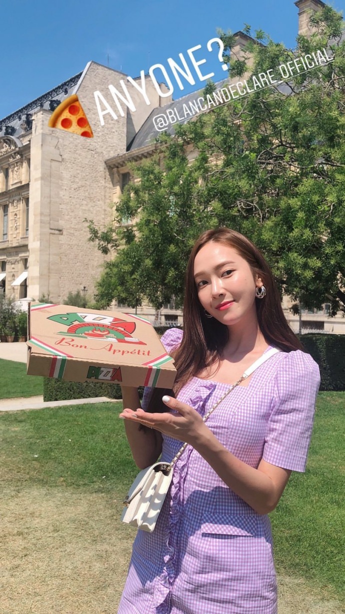 组图郑秀妍化身披萨送餐员俏皮甜笑格子短裙下筷子腿吸睛