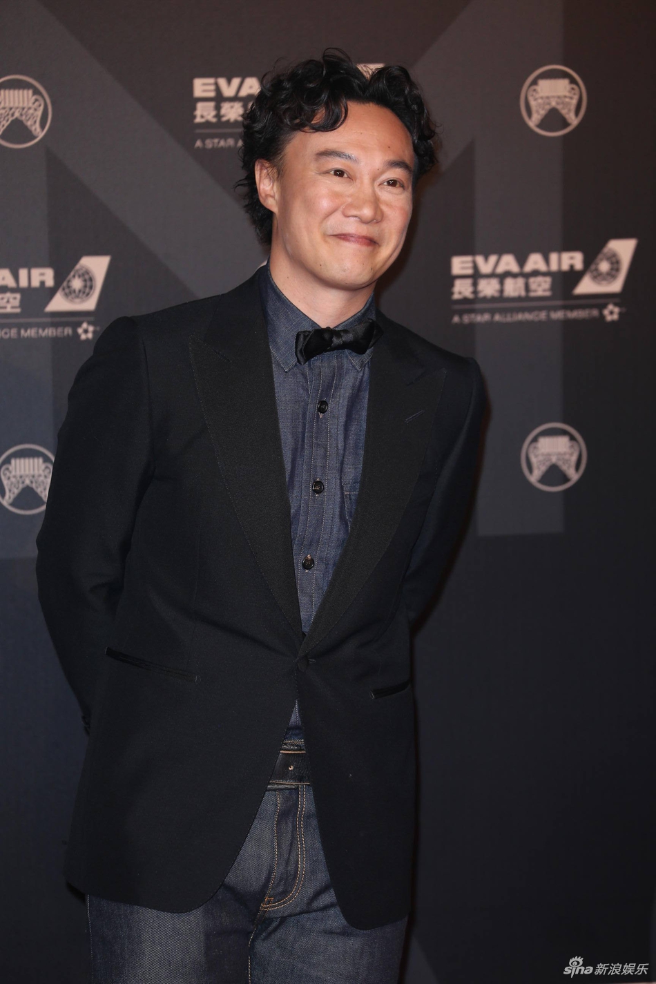 组图:陈奕迅现身金曲奖红毯 轻松信步笑容灿烂