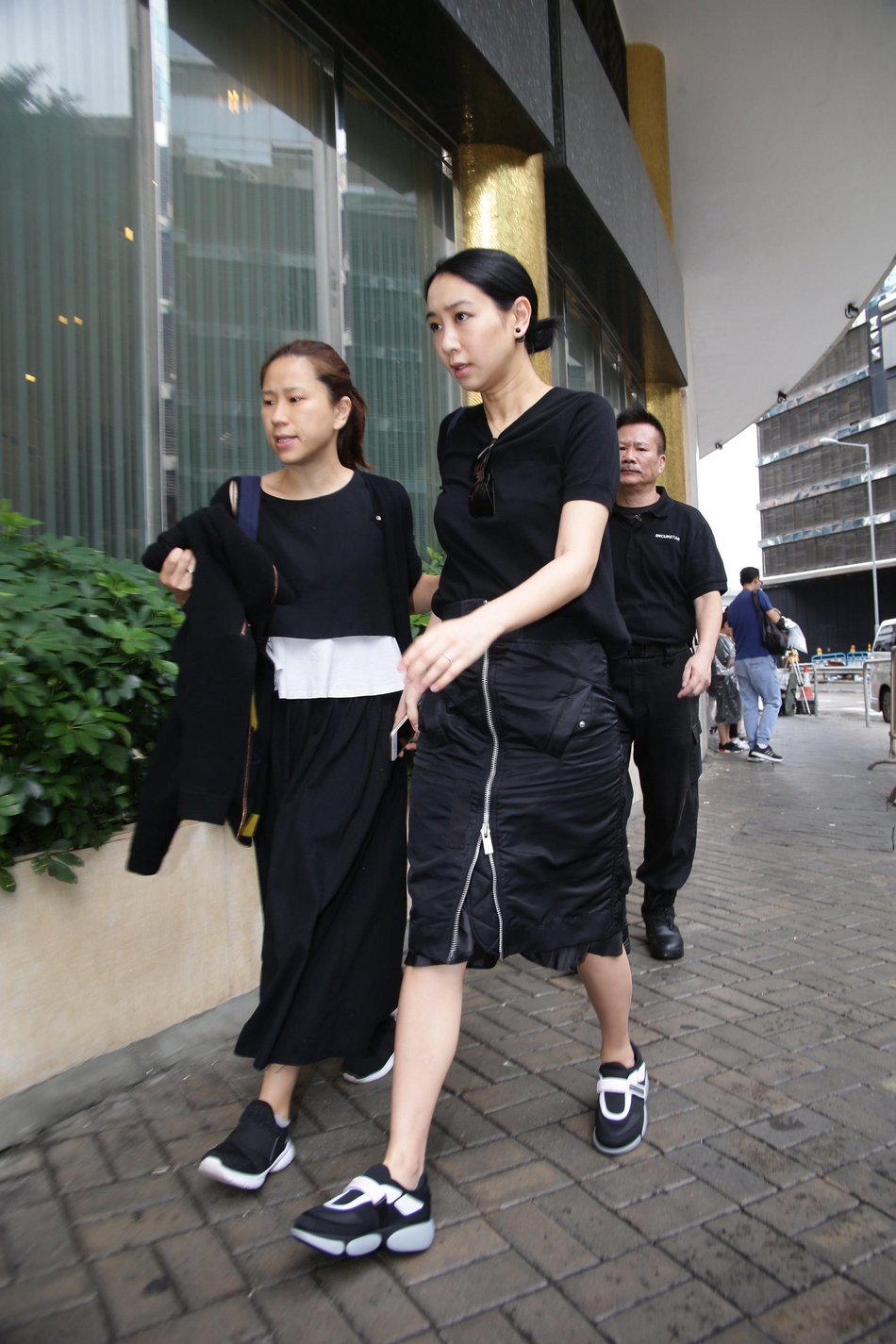 组图:卢凯彤出殡余静萍泪捧遗照 众星神情哀伤送别好友_高清图集_新浪