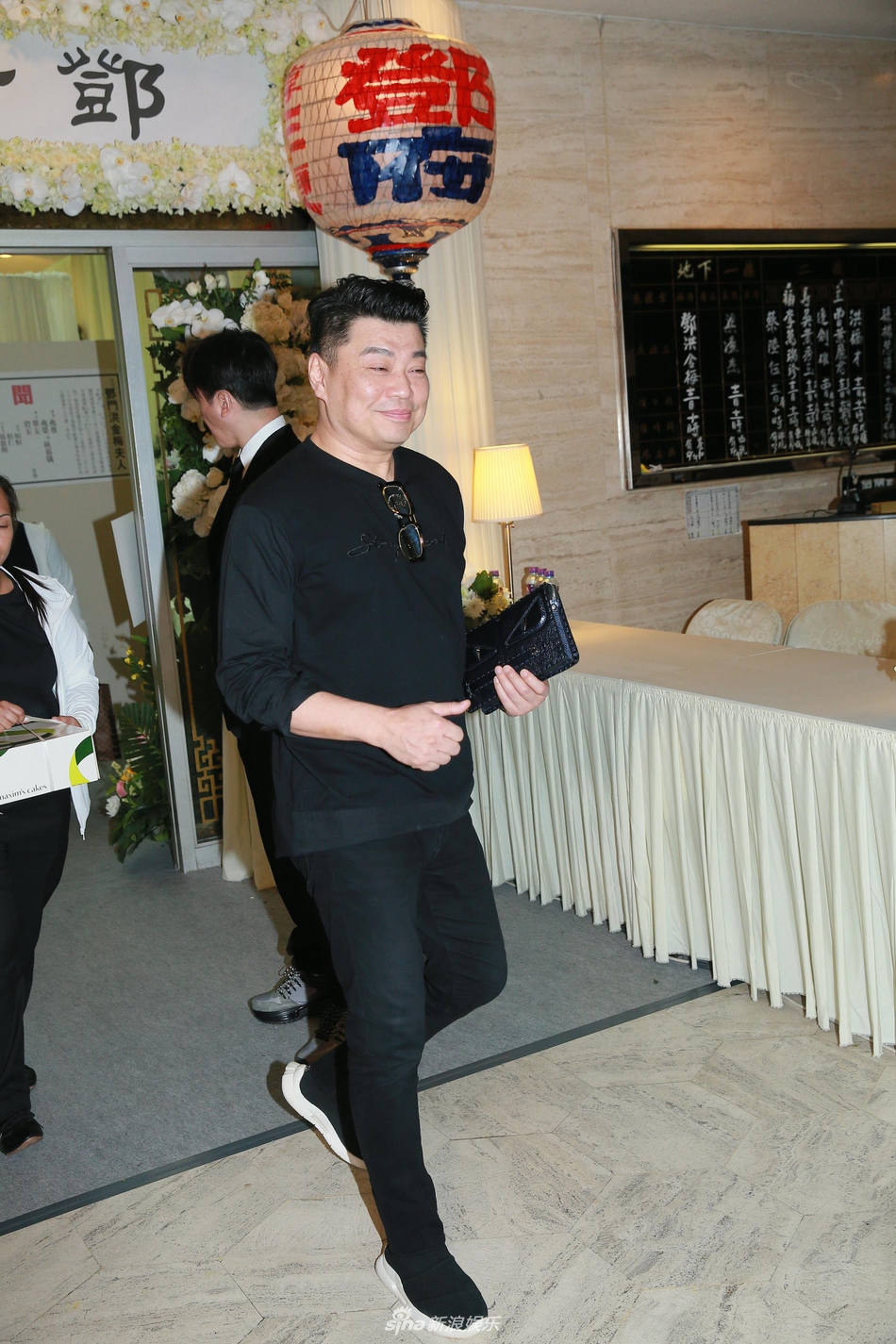 组图邓永祥遗孀祥嫂追悼会举行汪明荃送别刘德华送花牌