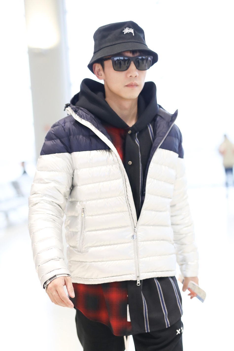 组图:郑恺着黑白外套现身机场风度翩翩 笑容痞帅型男气质足