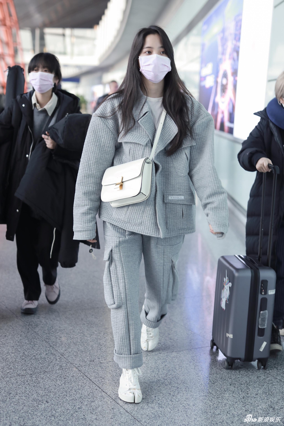 组图:欧阳娜娜一身工装现身机场 素颜亮相口罩遮面气质清新