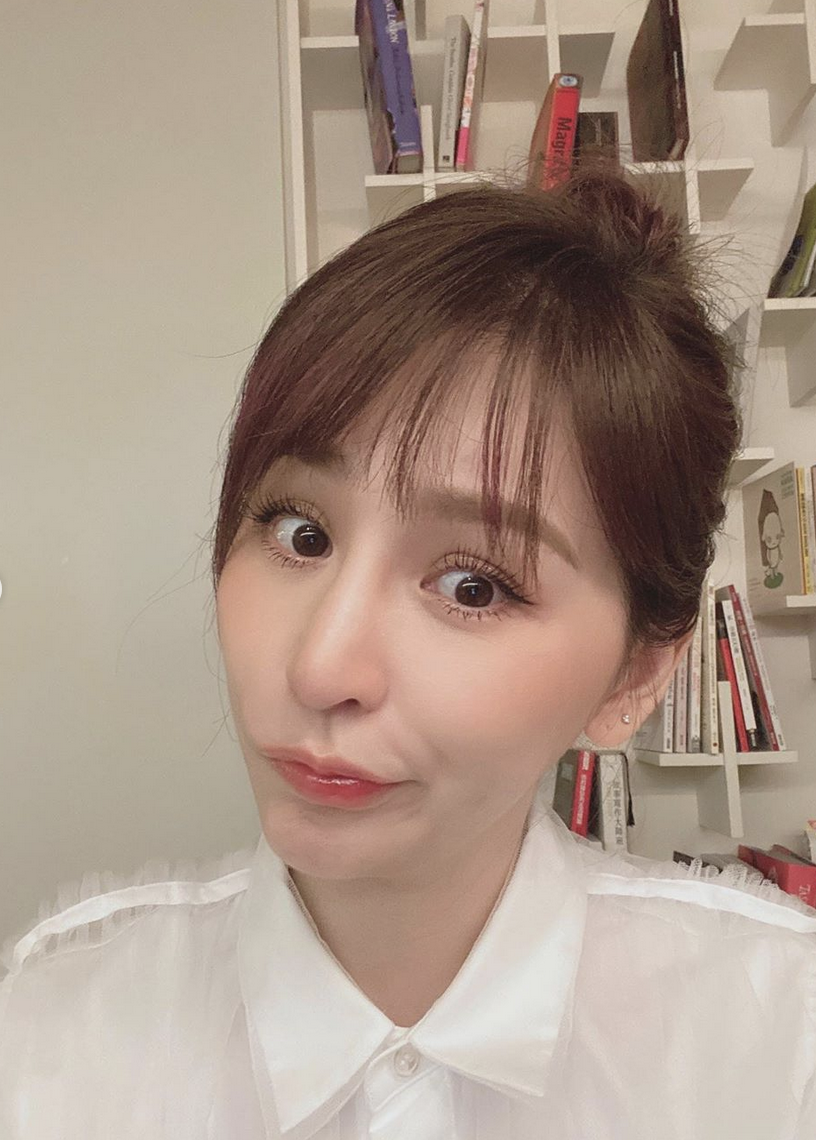 组图:王心凌晒自拍扎可爱丸子头 妆容精致睫毛弯弯嘟嘴卖萌_高清图集