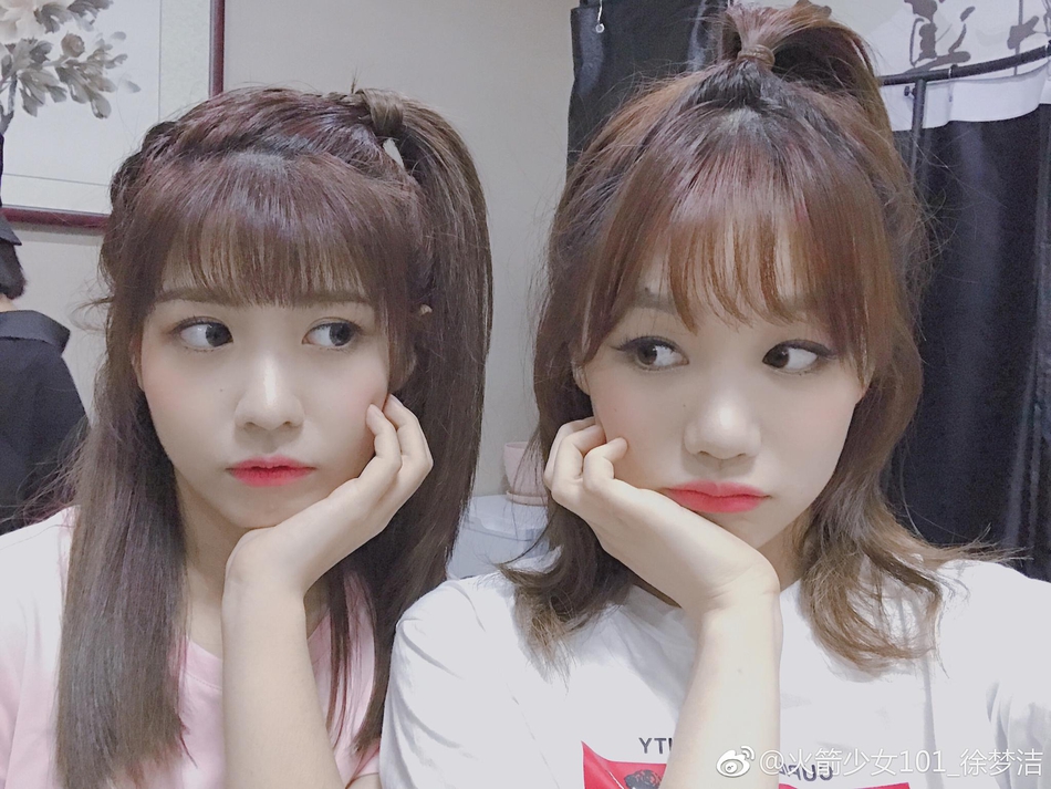 组图:火箭少女赖美云徐梦洁自拍合照 大眼灵动青春感满满