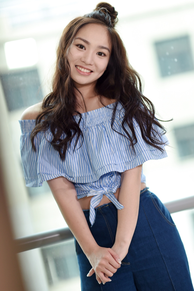 组图:陈芳语直言长得漂亮也是能力 会与父母分享自己表情包