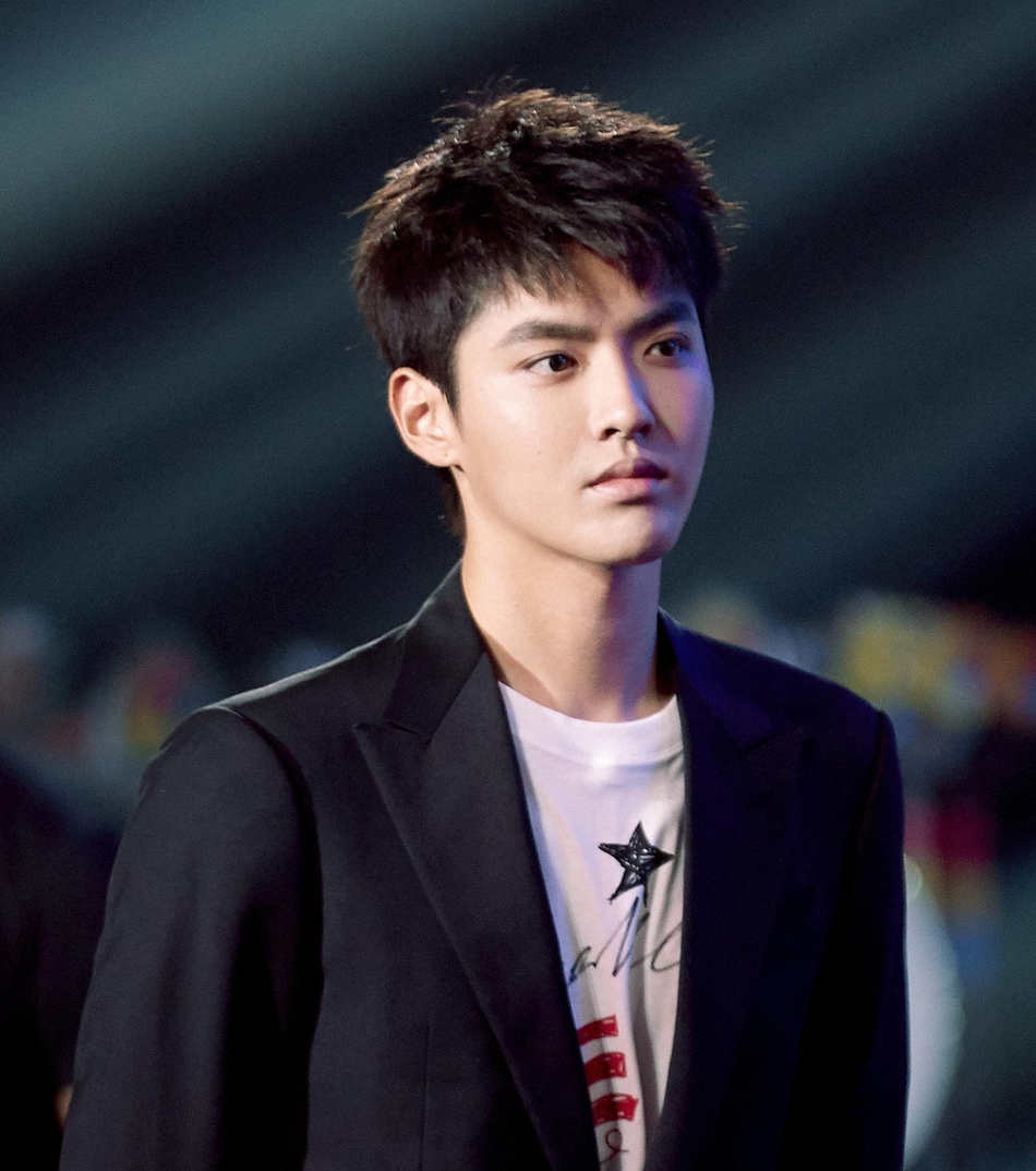 组图:网友偶遇吴亦凡包场买菜 手提购物袋开心咧嘴笑