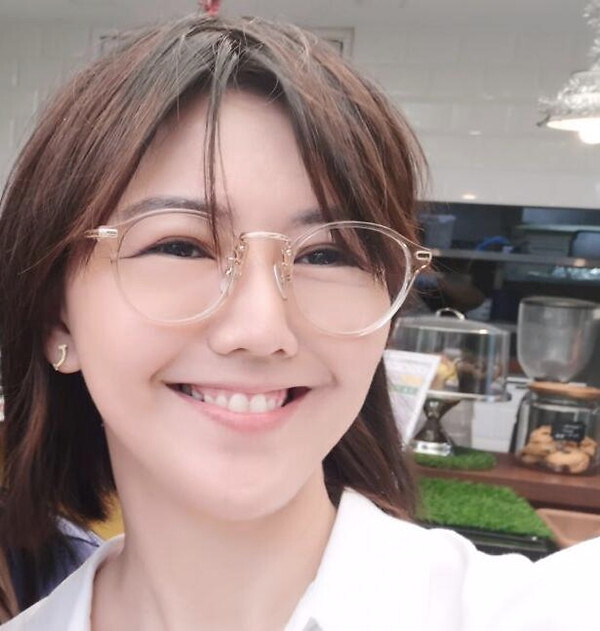 组图:41岁孙燕姿素颜近照曝光 与粉丝合影笑容亲切