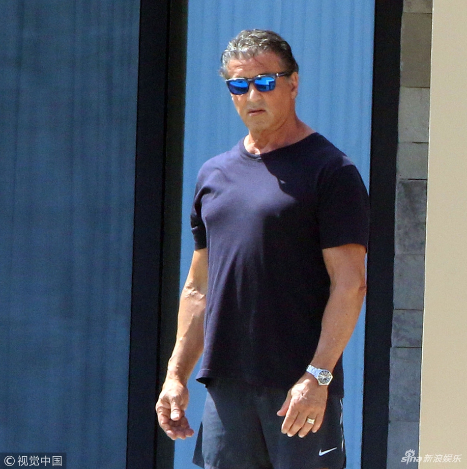 组图:高颜值一家!史泰龙三个女儿与老爸度假 穿比基尼各有风姿