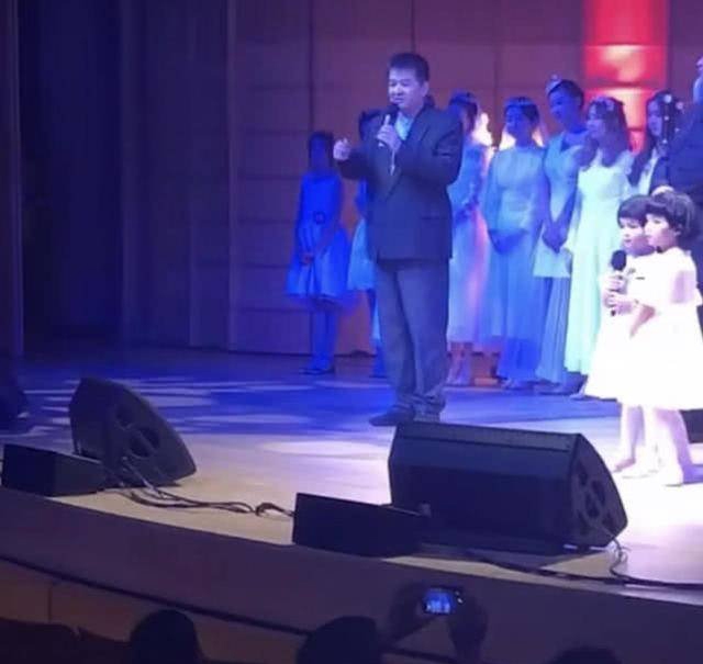 组图:60岁毕福剑穿西装登台 时隔4年再担任主持