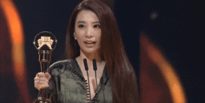 组图：第32届金曲奖颁奖礼举行 吴青峰给田馥甄颁最佳女歌手奖