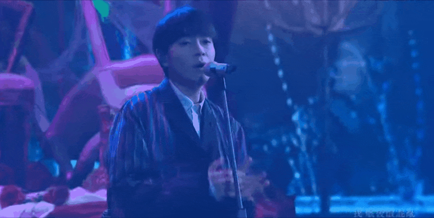 组图：第32届金曲奖颁奖礼举行 吴青峰给田馥甄颁最佳女歌手奖