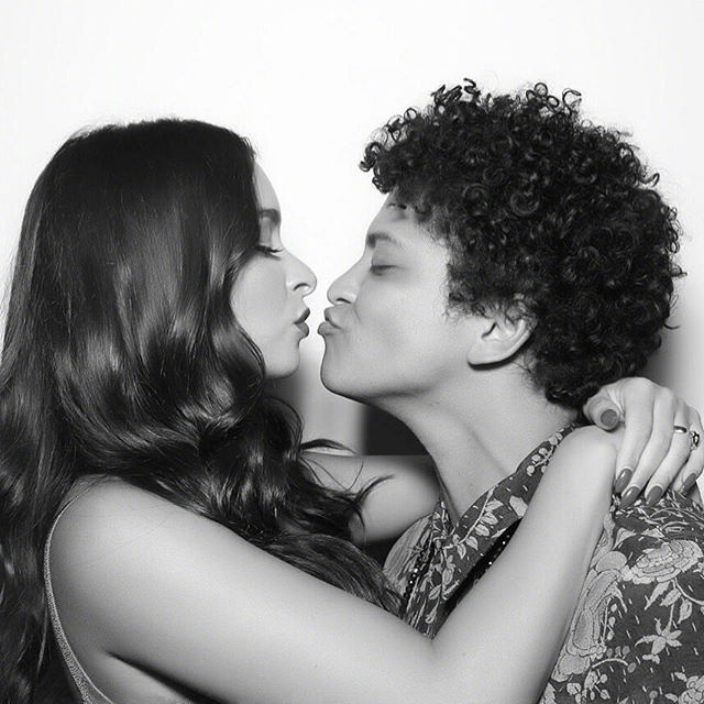 组图:火星哥与大三岁女友亲吻照曝光 亲密拥抱粉红气息满满