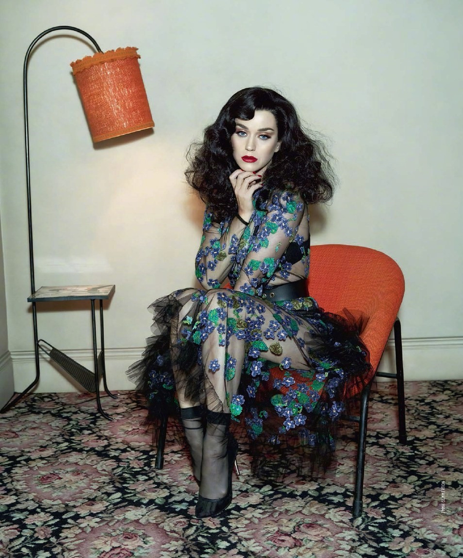 组图:水果姐最新杂志大片曝光 黑色长发造型眼神妩媚迷离