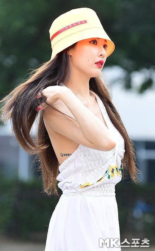 组图:泫雅一改性感风穿洁白连衣裙 披肩长发撩起美背白嫩