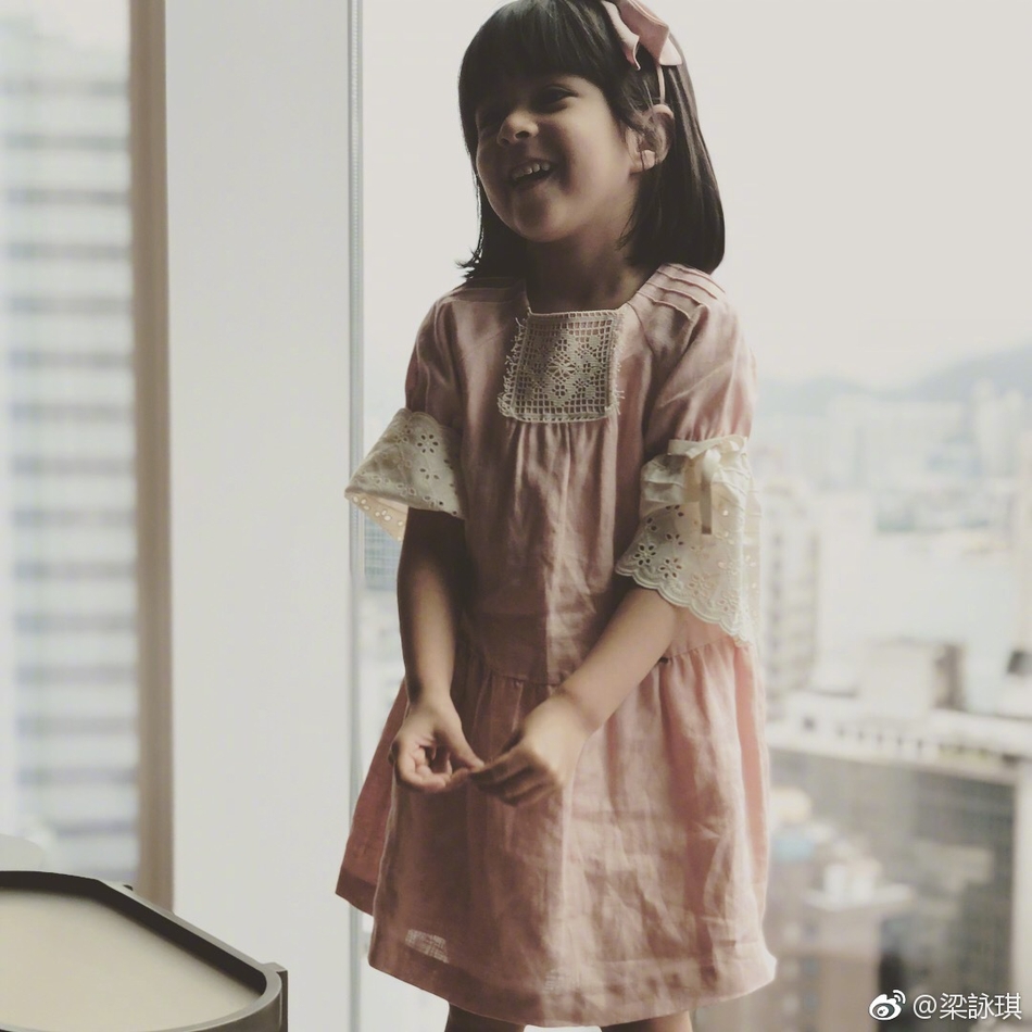 组图:梁咏琪晒女儿萌照 混血娃娃深眼窝双眼皮精致可爱