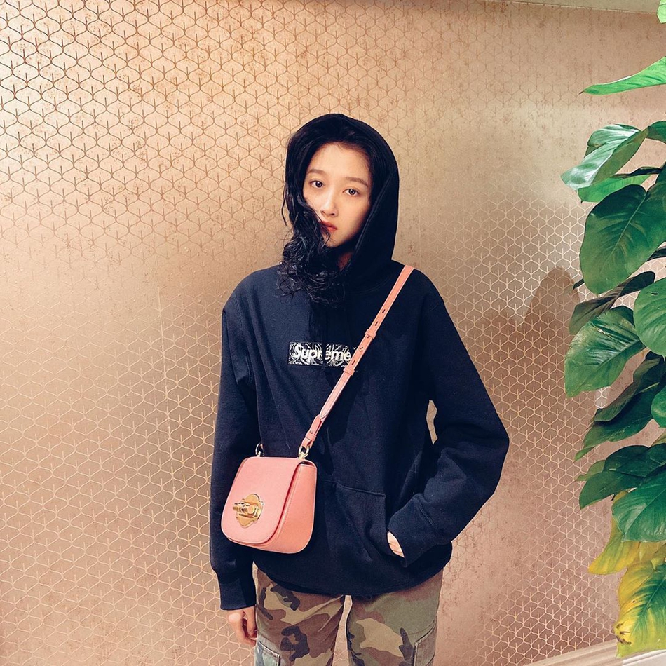 组图:关晓彤着连帽卫衣嘟嘴卖萌 背粉嫩小包少女感满满