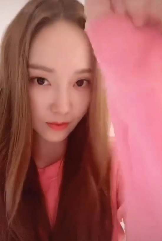 組圖：鄭秀妍穿粉衛衣少女感足 對鏡不停變換手勢俏皮靈動
