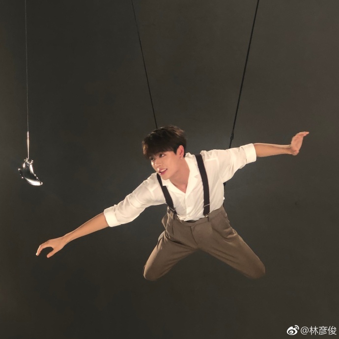 组图:林彦俊吊威亚空中来回摇摆 坦言有痛感向演员前辈致敬_高清图集