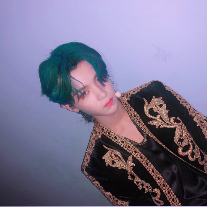 组图:justin黄明昊顶原谅色头发晒自拍 复古礼服显别致帅气