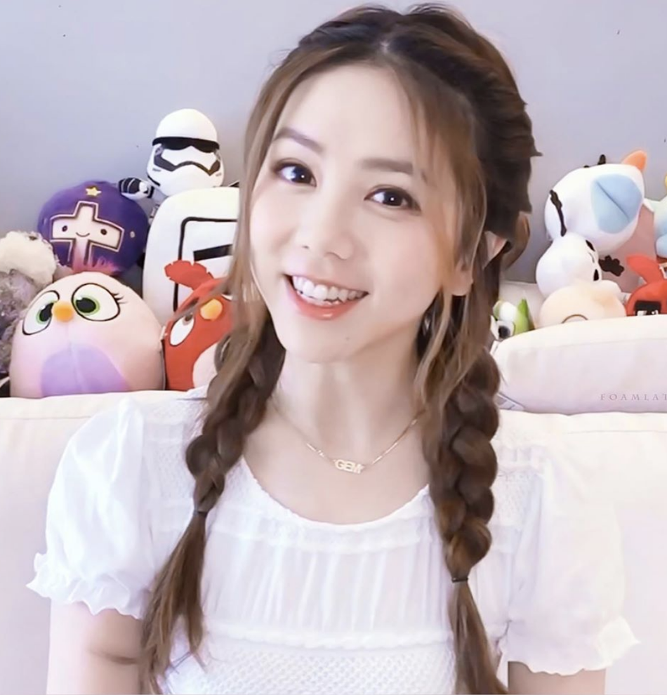 组图:邓紫棋扎双麻花辫甜笑少女感足 身后娃娃堆成亮点抢镜