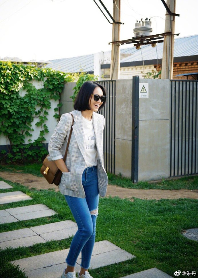 组图:时尚辣妈!朱丹穿破洞牛仔裤搭配西装外套很有范