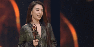 组图：第32届金曲奖颁奖礼举行 吴青峰给田馥甄颁最佳女歌手奖