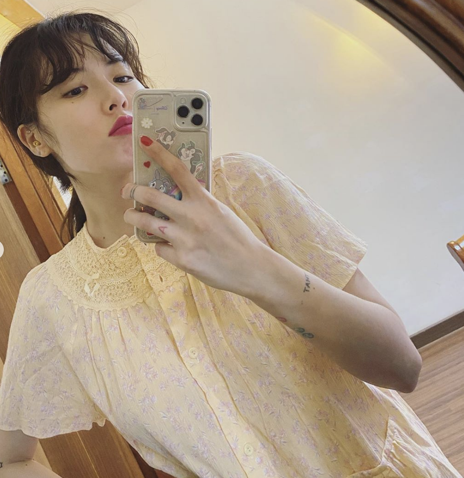组图：泫雅穿浅色碎花连衣裙清纯温婉 对镜嘟嘴俏皮可爱