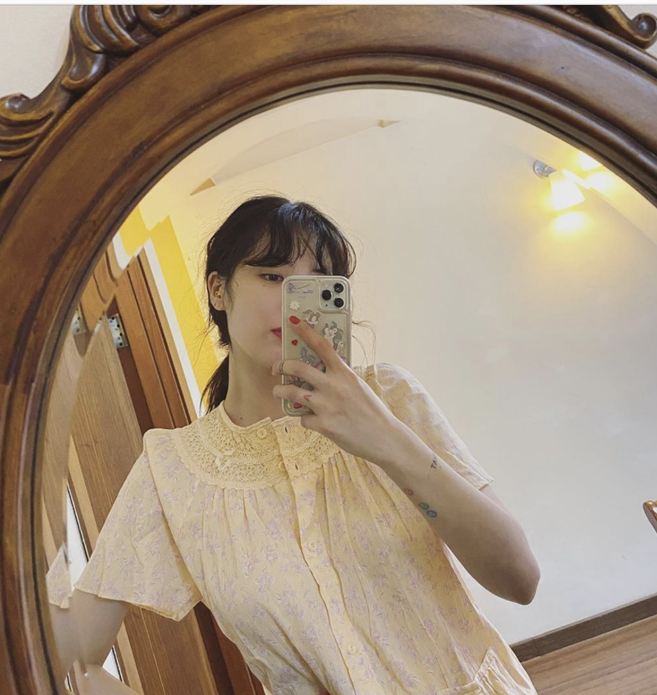 组图：泫雅穿浅色碎花连衣裙清纯温婉 对镜嘟嘴俏皮可爱