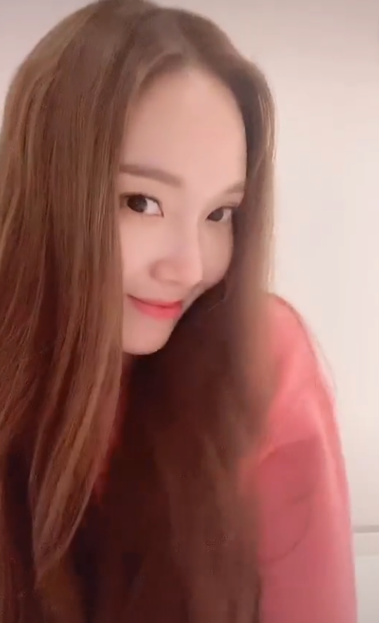 組圖：鄭秀妍穿粉衛衣少女感足 對鏡不停變換手勢俏皮靈動