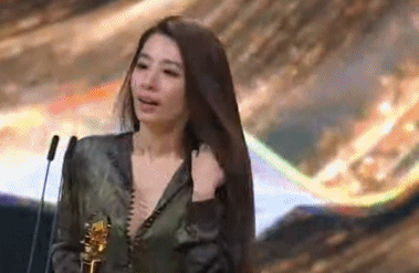 组图：第32届金曲奖颁奖礼举行 吴青峰给田馥甄颁最佳女歌手奖