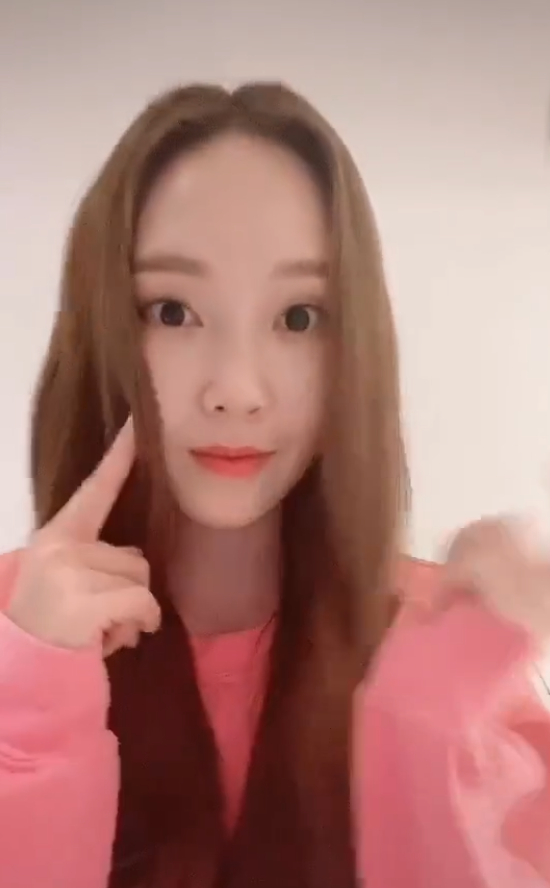 組圖：鄭秀妍穿粉衛衣少女感足 對鏡不停變換手勢俏皮靈動