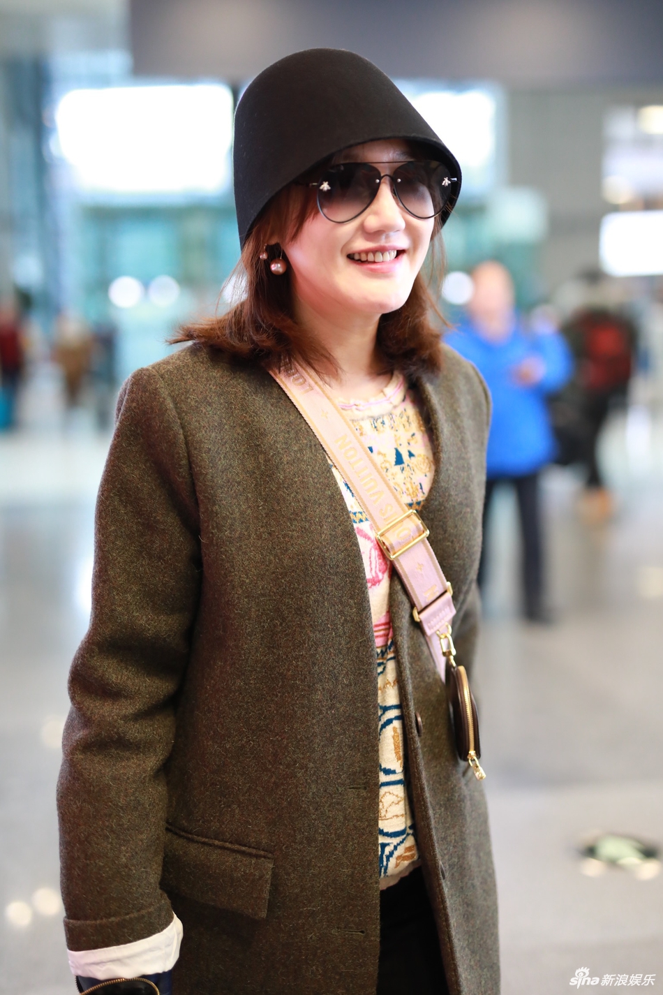 组图: 薛佳凝绿上衣现身机场清新动人 笑容灿烂露甜蜜酒窝