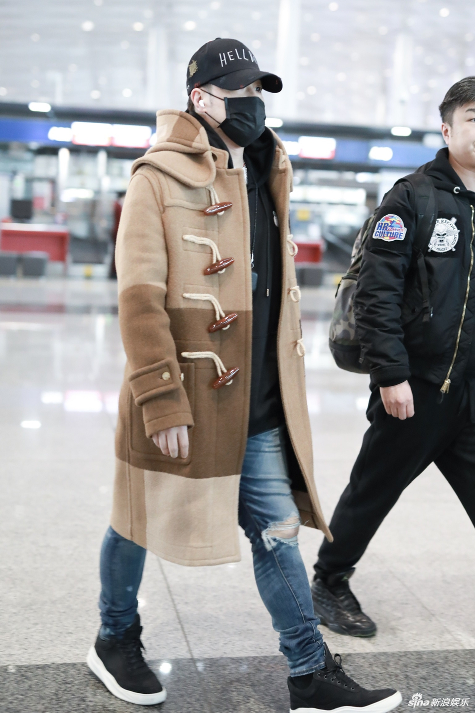 09 17:09:41 1 / 5 新浪娱乐讯 1月9日,潘玮柏现身北京机场,身穿牛角