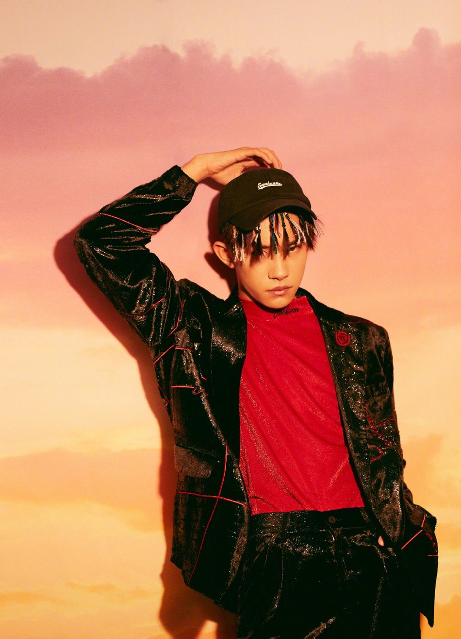 组图:易烊千玺脏辫造型酷劲足 不羁少年眼神深邃气场满分