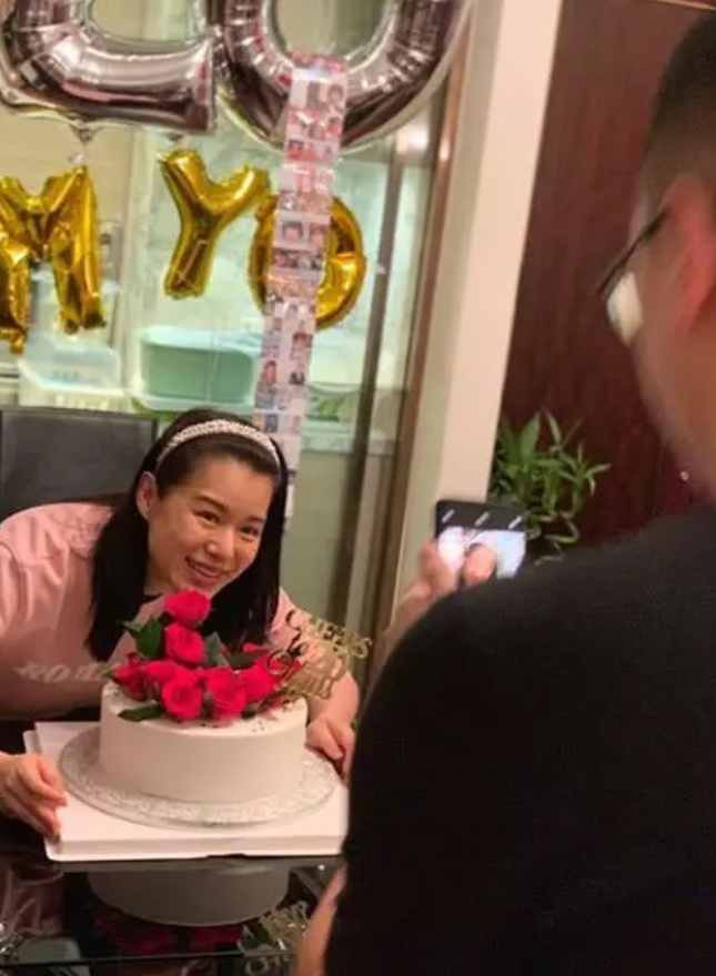 组图：胡杏儿获老公晒照庆祝出道20年 二胎产后素颜首现身