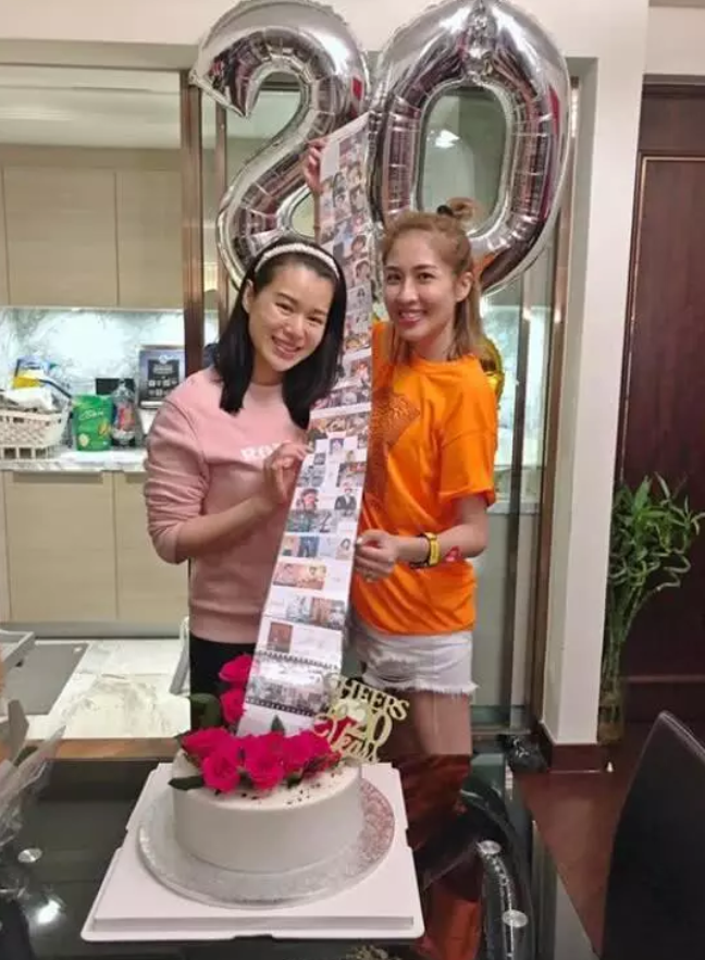 组图：胡杏儿获老公晒照庆祝出道20年 二胎产后素颜首现身