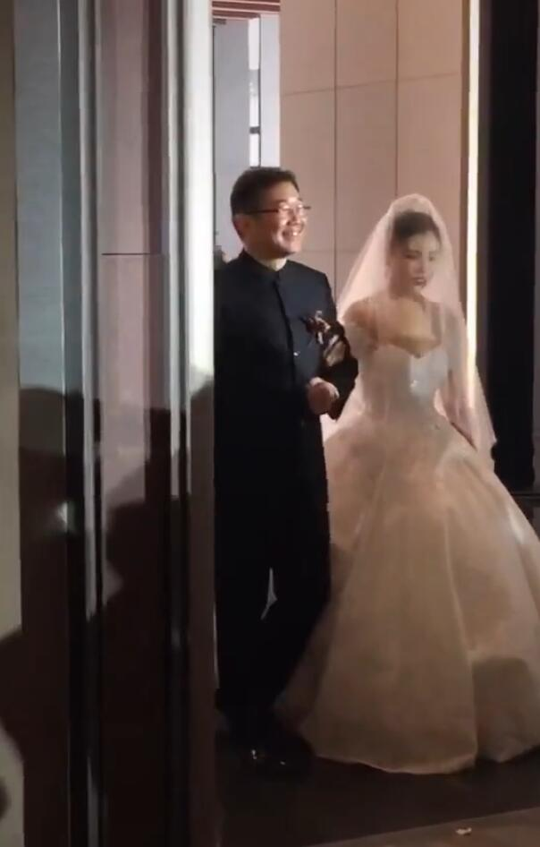 组图:相声演员大兵女儿结婚李金斗做证婚人 女儿五官精致很漂亮