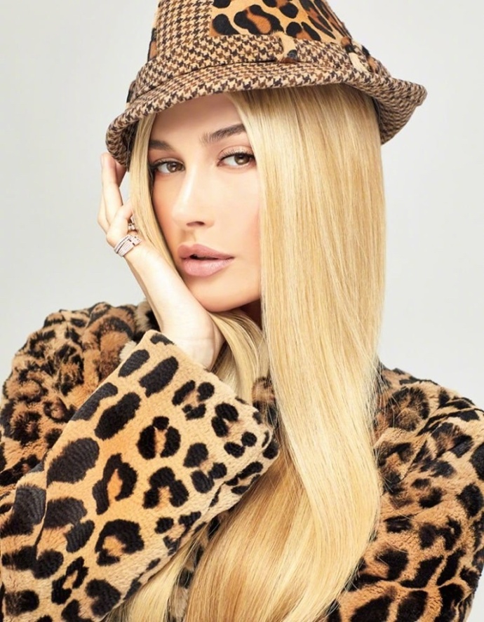 组图:海莉最新杂志大片好身材尽显 豹纹裹身不忘秀长腿美胸