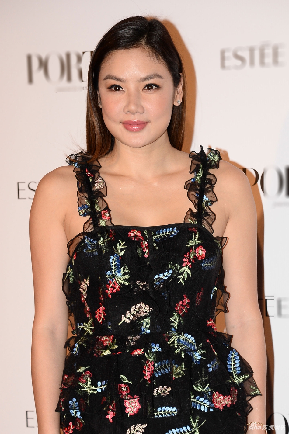 新浪娱乐讯 6月14日,乐基儿在个人社交平台上晒自己出月子后练瑜伽