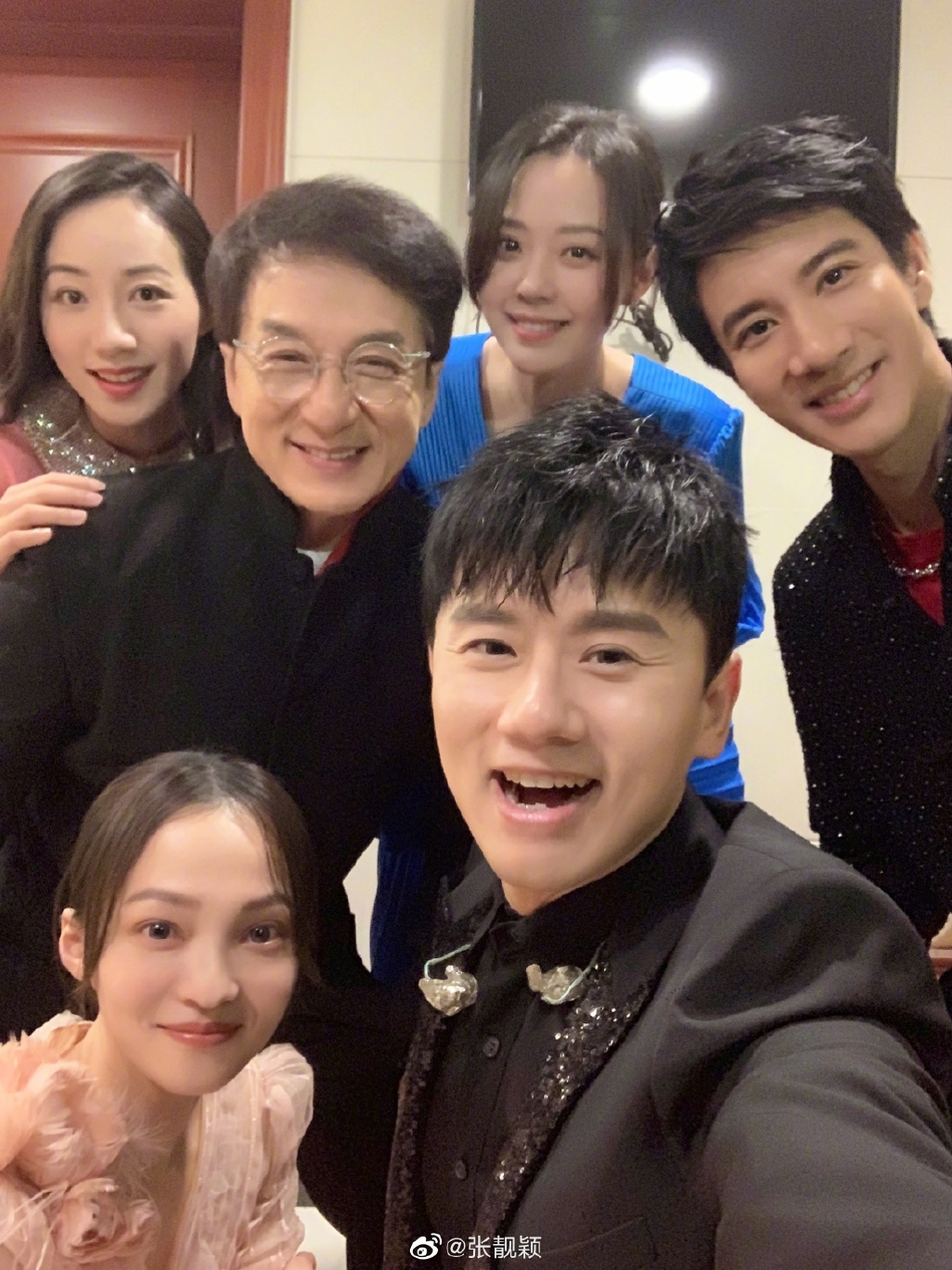 组图:张韶涵张靓颖谈文艺晚会彩排 与成龙王力宏张杰等合影留念