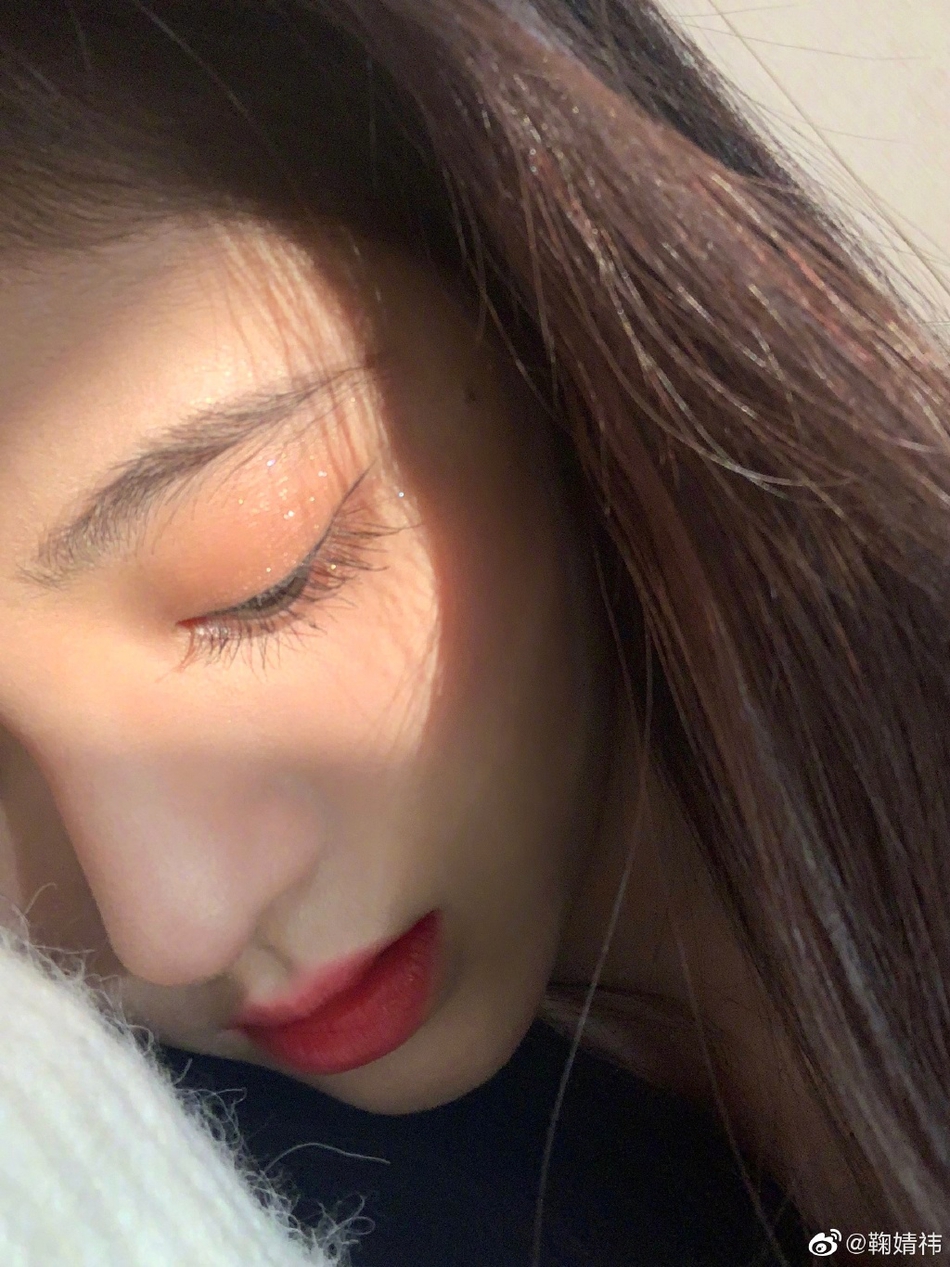 组图:鞠婧祎晒自拍红唇撩人 大眼水灵睫毛超长电力足