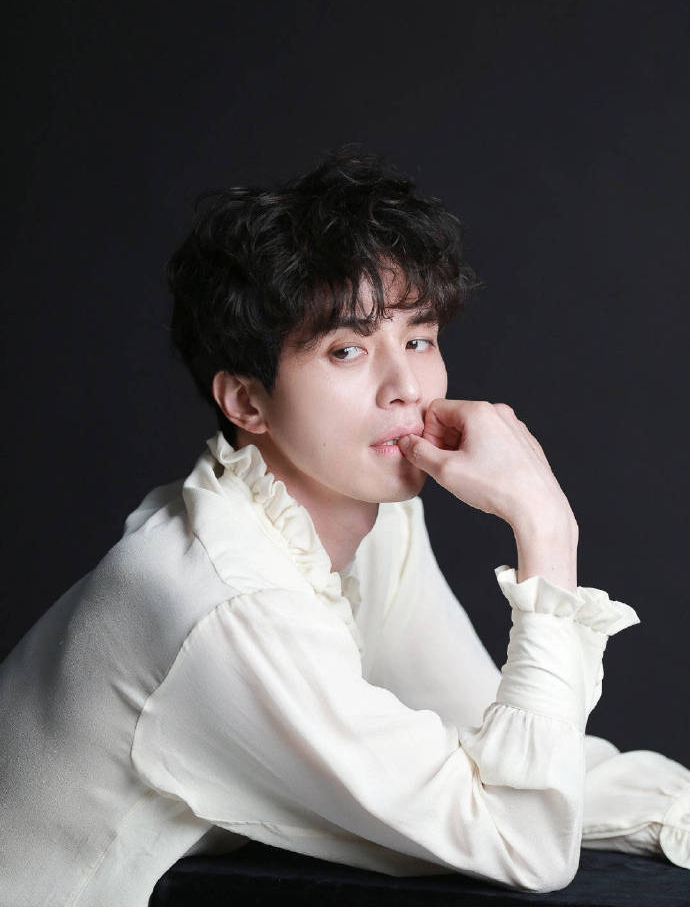 李栋旭近日担任了《produce101》第四季中的国民制作人. 9