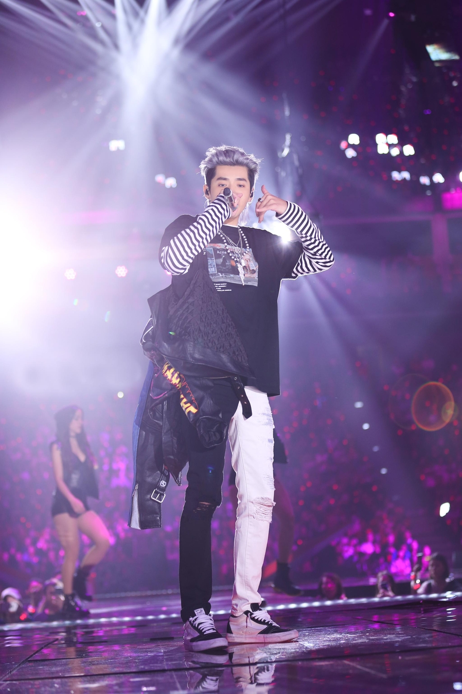 组图:吴亦凡银发造型亮相江苏卫视跨年 四首歌曲连唱