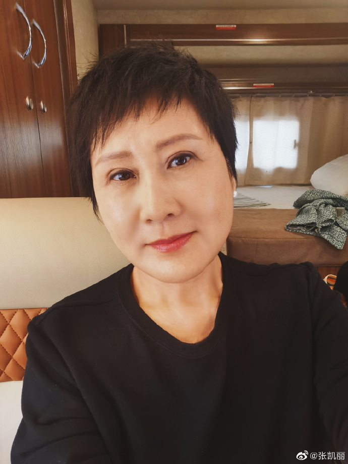 组图：张凯丽孙松新剧杀青晒合影《渴望》后31年再演夫妻