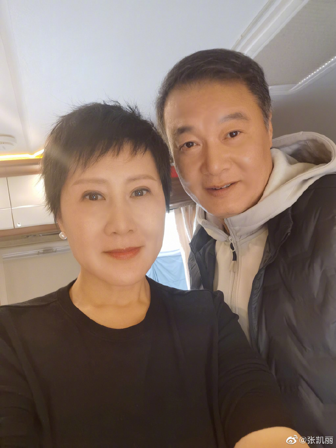 组图：张凯丽孙松新剧杀青晒合影《渴望》后31年再演夫妻